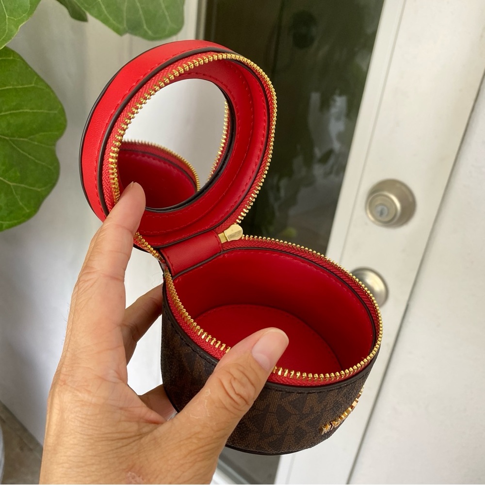 Limited‼️ Michael Kors jewelry box in red - Picture 6 of 10